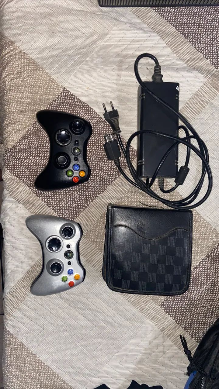 Xbox 360 funcionando, com a fonte original, dois controles e 30 jogos. - Foto 3