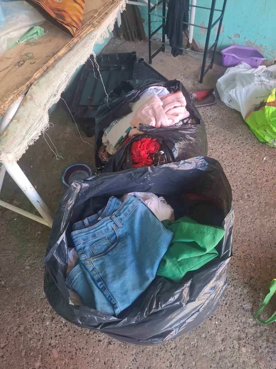 Lote de roupas e sapatos  150 peças  - Foto 2