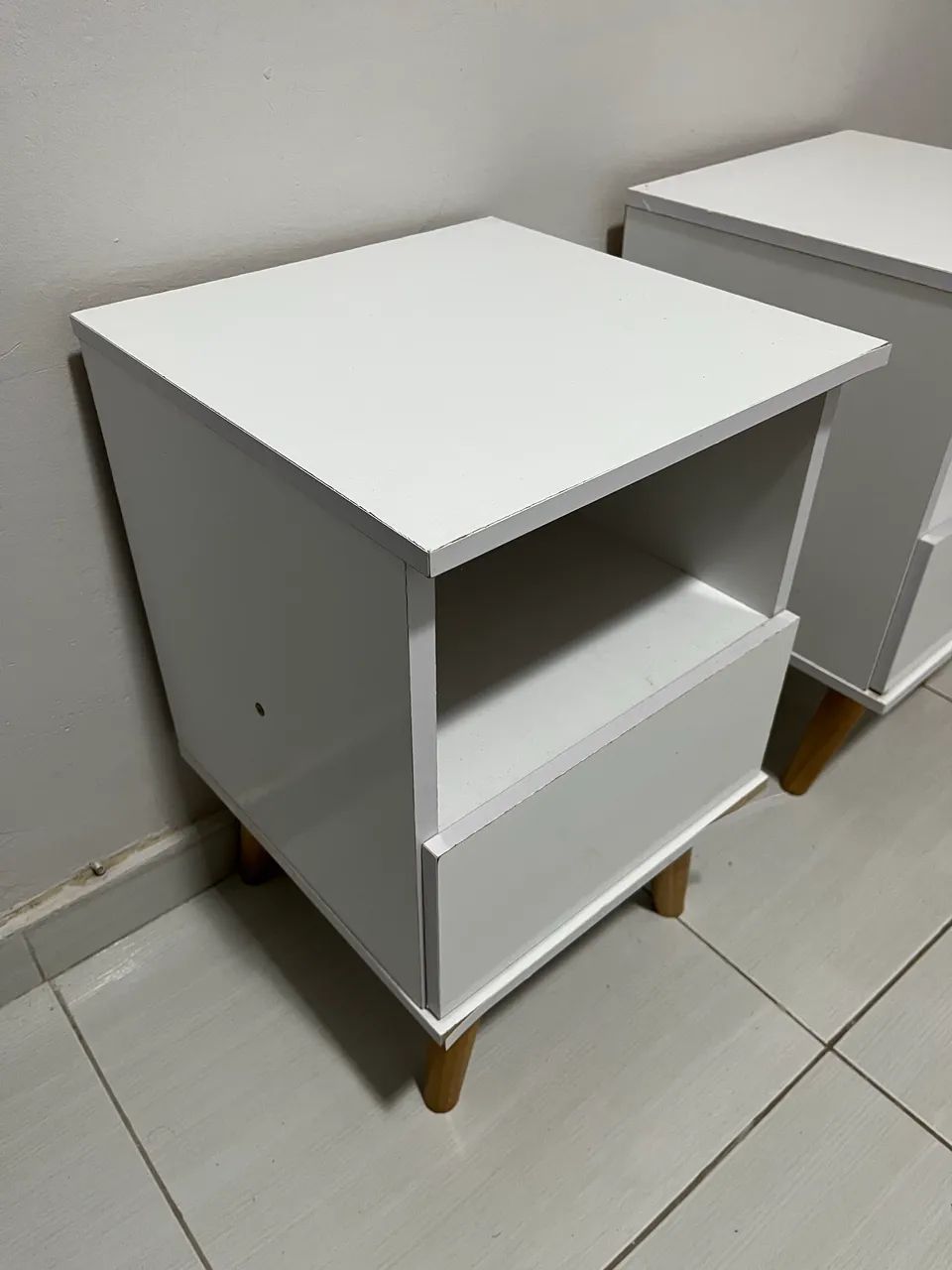 2 poltronas + 2 móveis de cabeceira 
