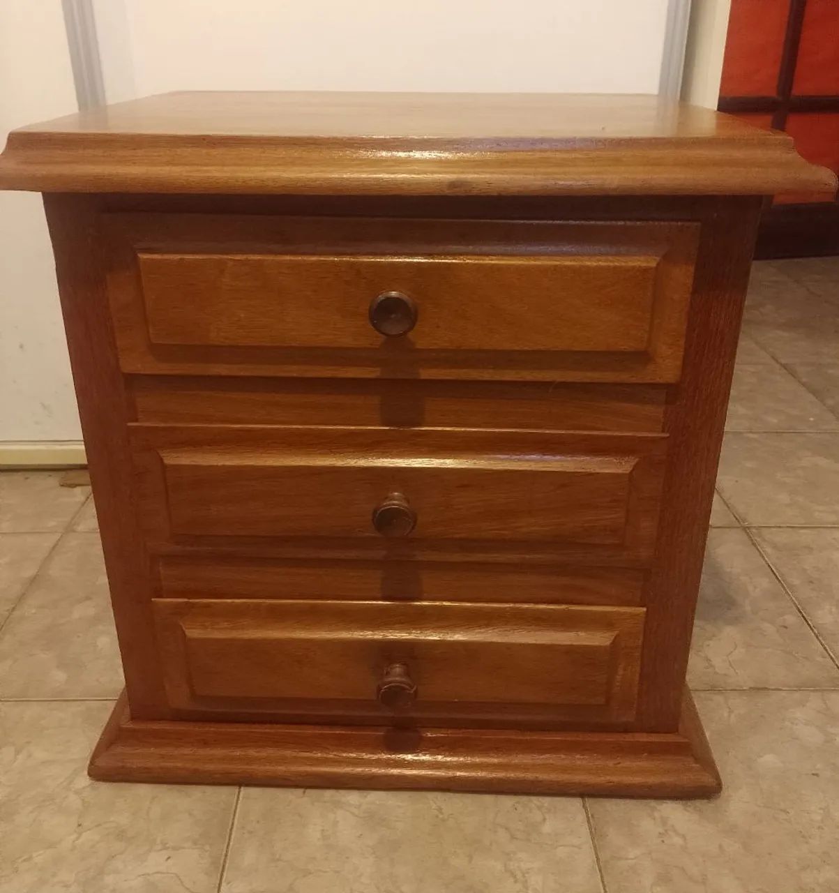Mesa cabeceira em madeira maciça 