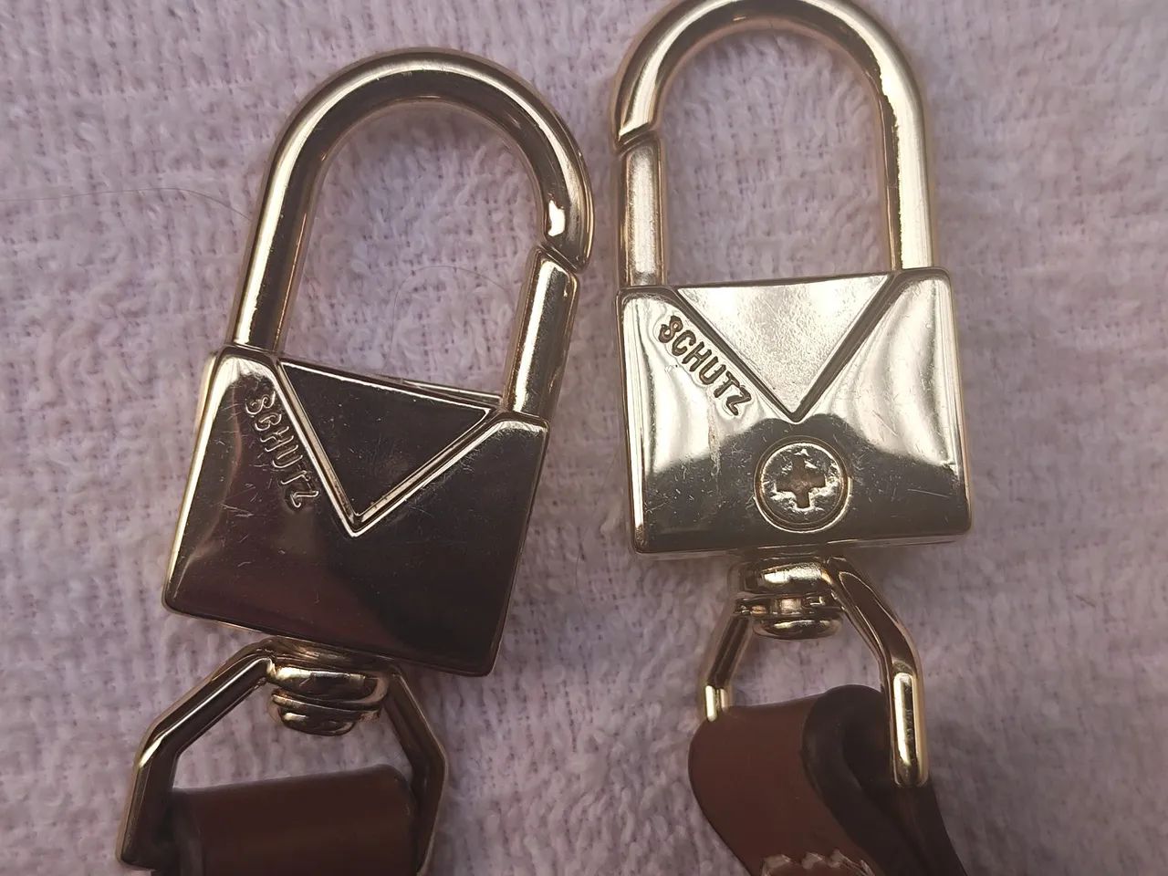 Alça de bolsa Schutz cor marrom  - Foto 3