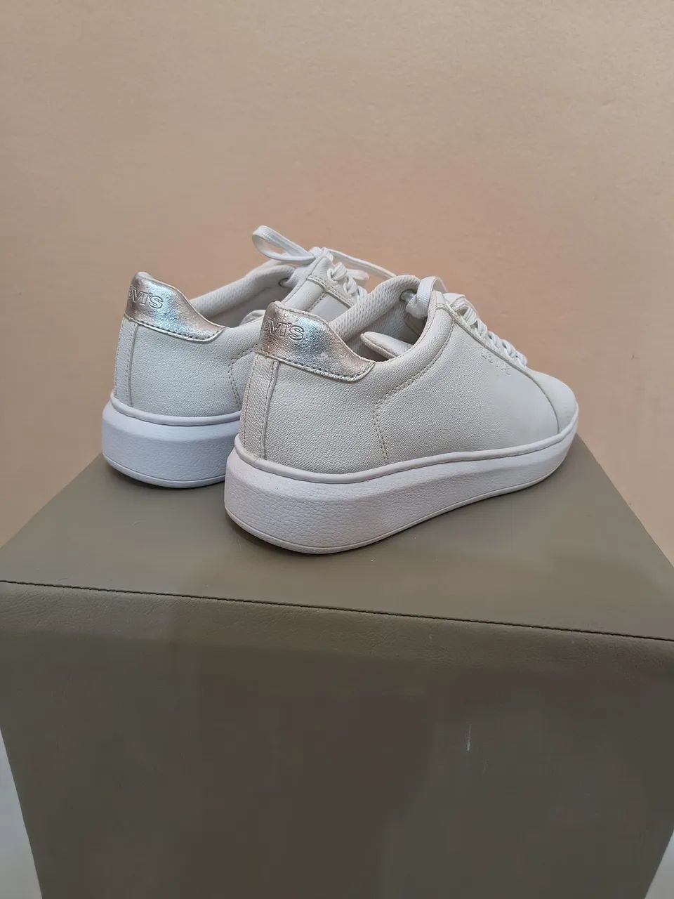 Tênis branco da marca levis  - Foto 4