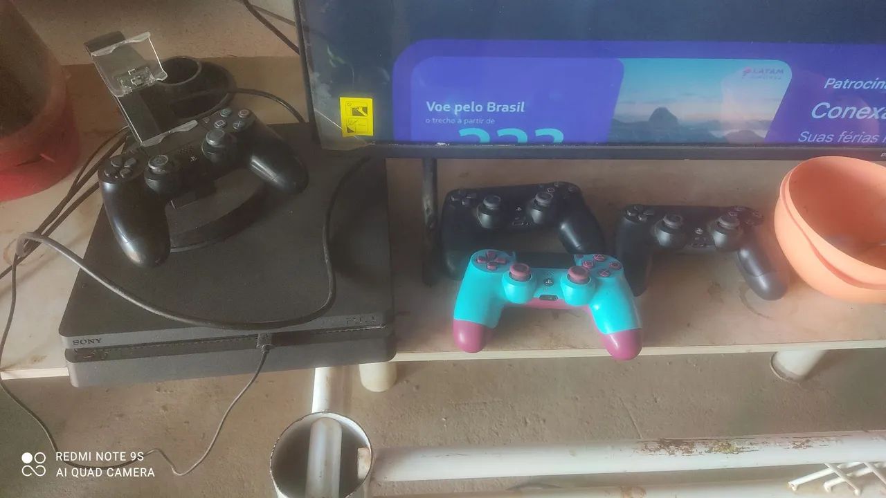 Vendo ps4 slim 1tb 4 controles  - Foto 3