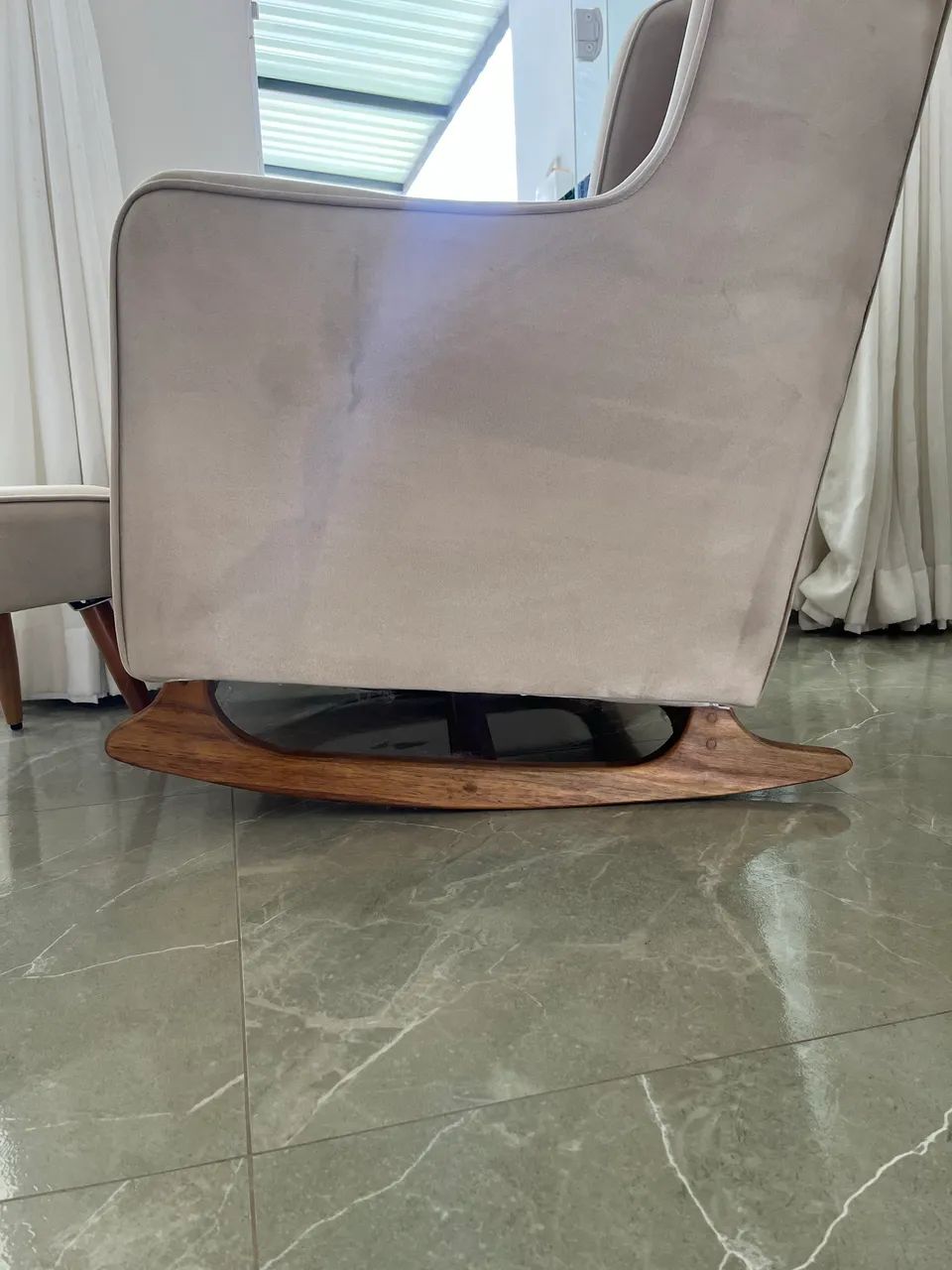 Poltrona de amamentação c/ balanço e puff. - Foto 3