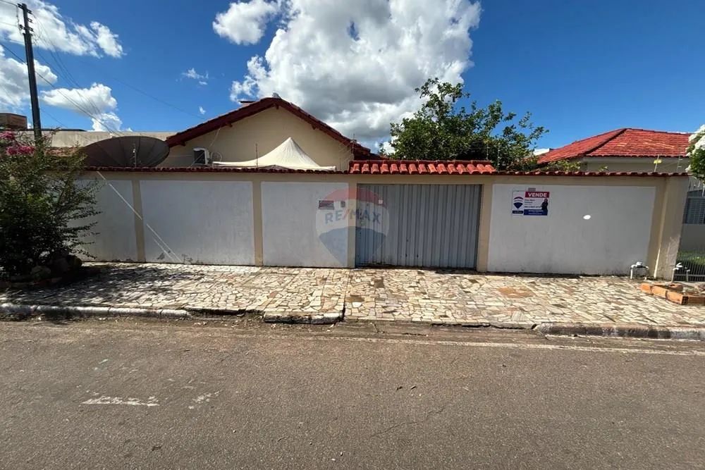 Casa Antiga com Piscina e Jardim em Barra do Garças - Foto 2