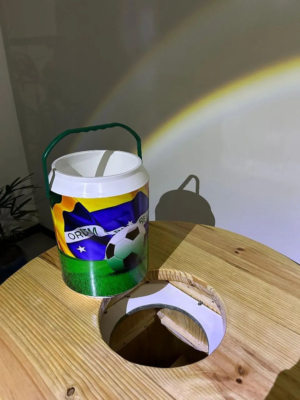 Mesa com rodízios com 4 banquetas  - Foto 4