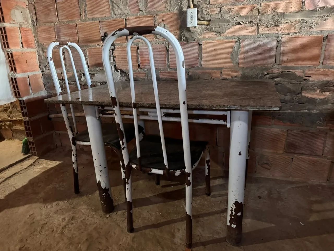 Mesa com pedra de mármore somente com  2 cadeiras 