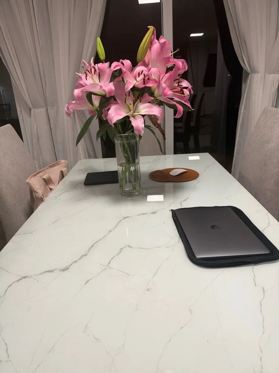 Conjunto de Mesa com 5 Cadeiras estofadas tampo em mármore  - Foto 3