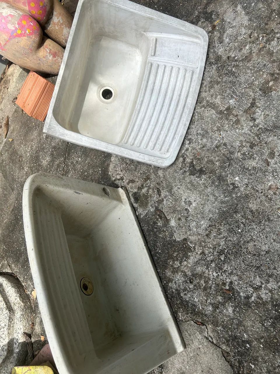 Vendo 2 tanques de cerâmica e plástico. Os 2 por 60,00. Retirada em Campo Grande
