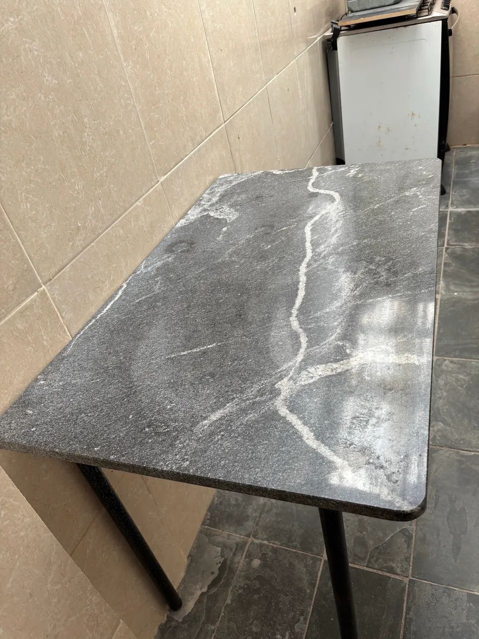 Mesa de Mármore Preta com Base de Ferro 