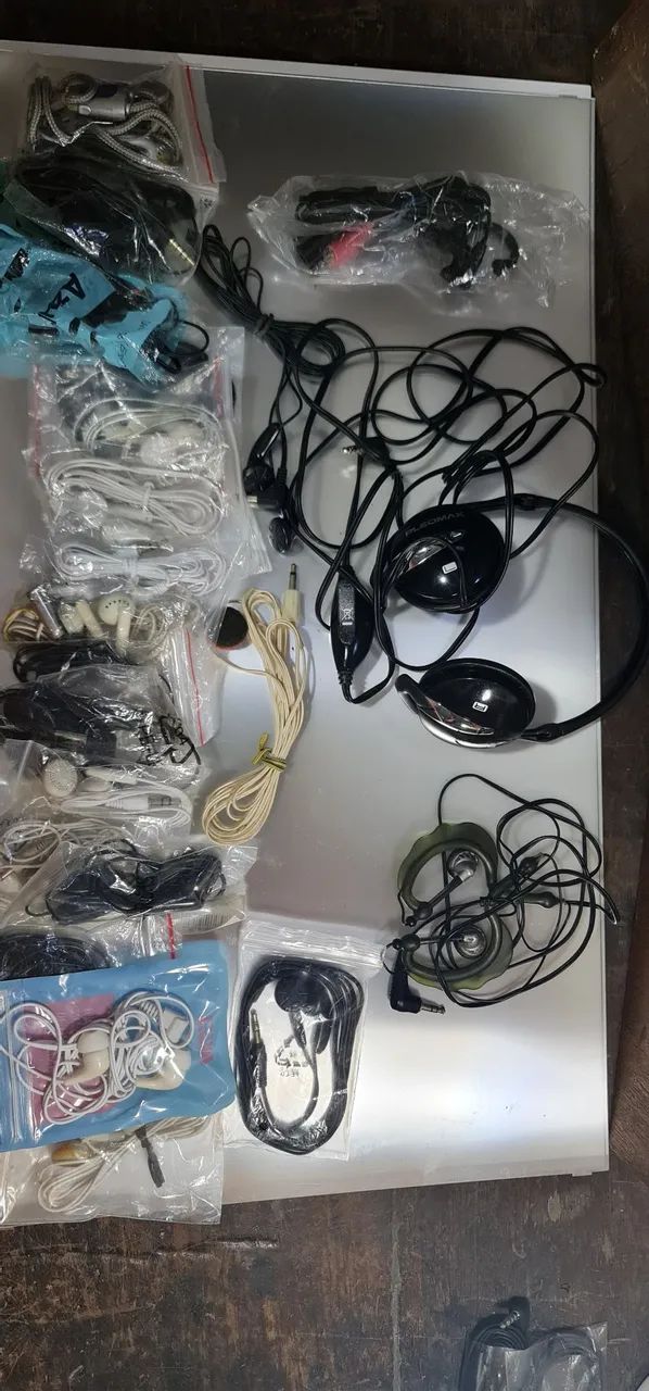 22 fones de ouvido variados 