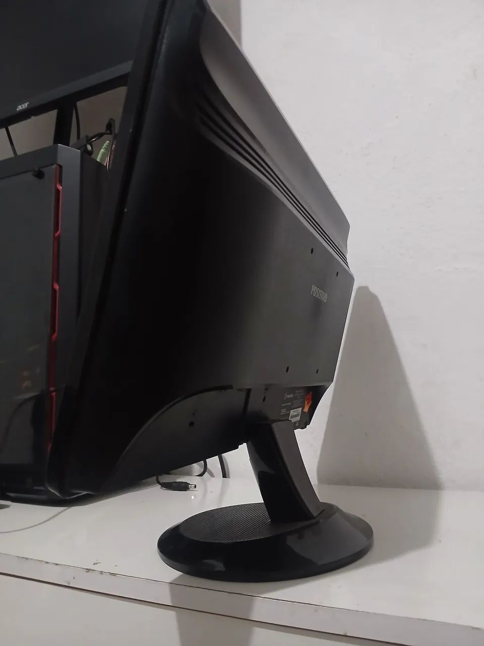 Monitor 18.5" HD Widescreen - Com Som Embutido e Porta USB
