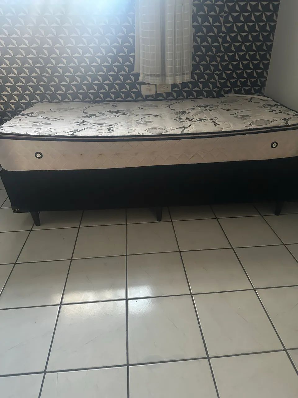 Cama box solteiro completa super bem conservada