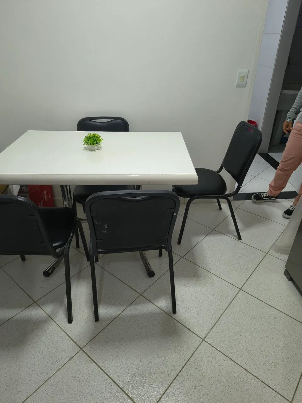 Mesa com 4 cadeiras  - Foto 2