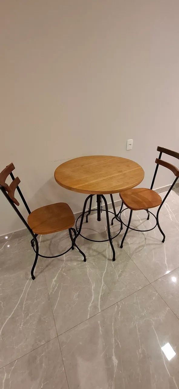 Mesa de madeira com duas cadeiras 