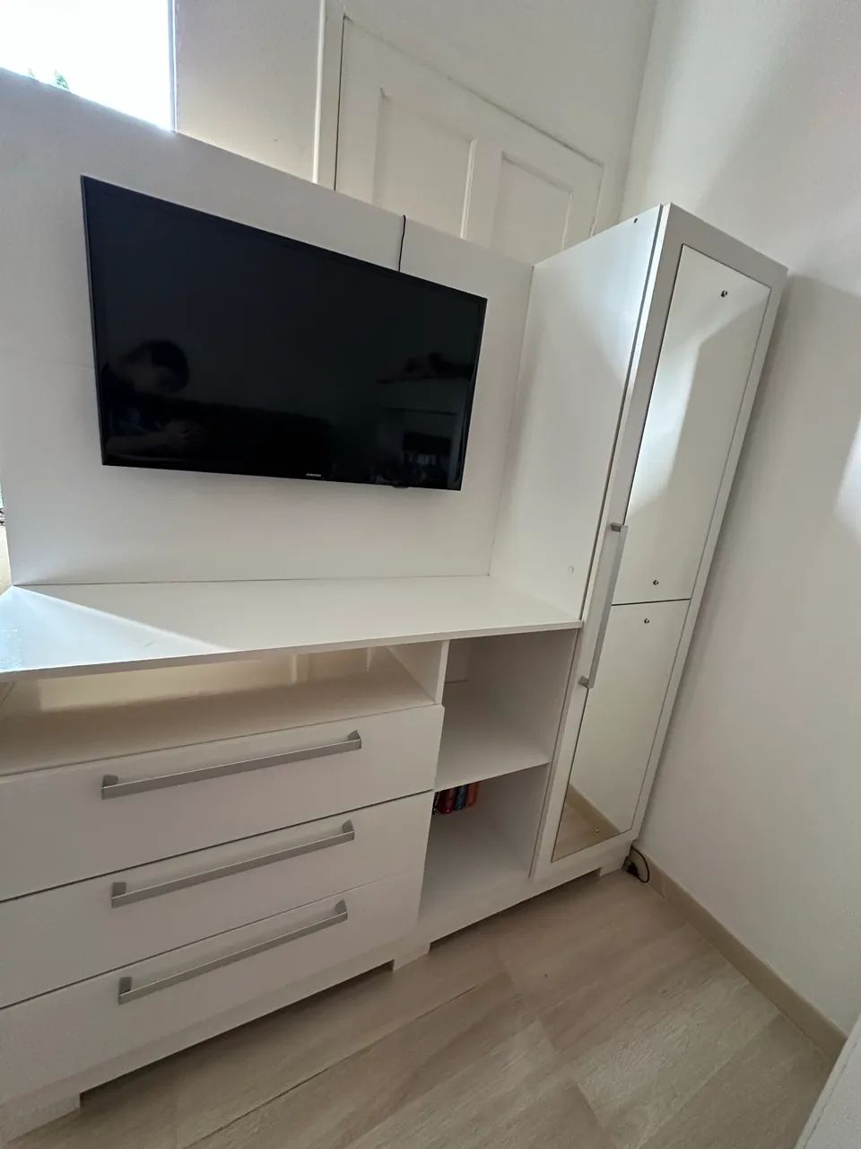 Cômoda/Estante para TV com 3 Gavetas e Espelho - Branca - Foto 3