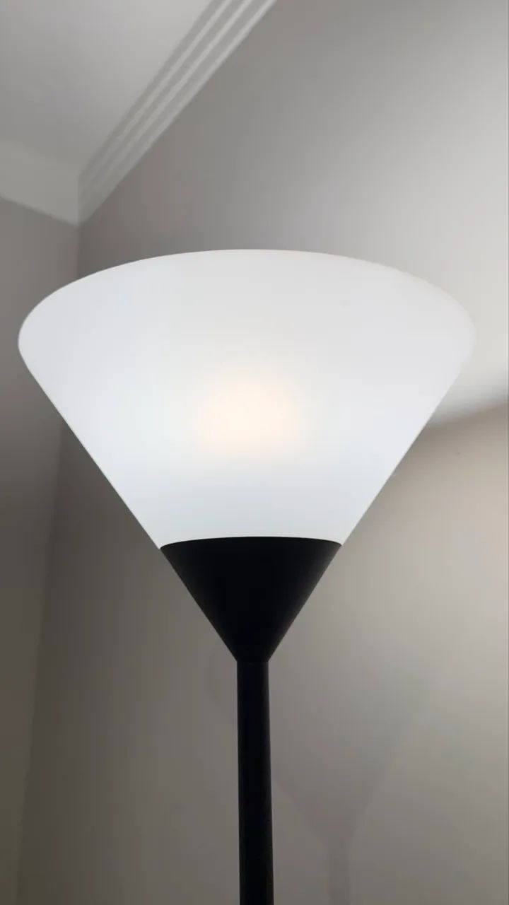 Luminária de Chão Preta em Perfeito Estado - Foto 4
