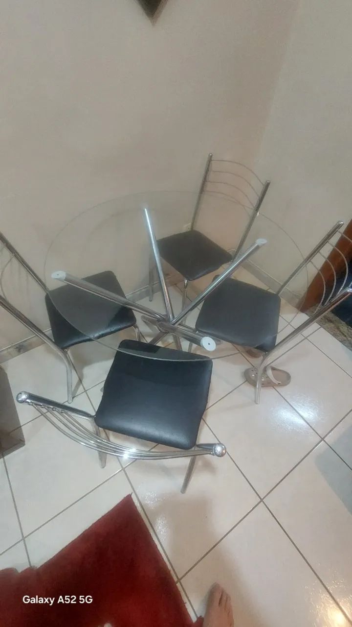 Mesa de jantar de vidro redonda com 4 cadeiras - Foto 3