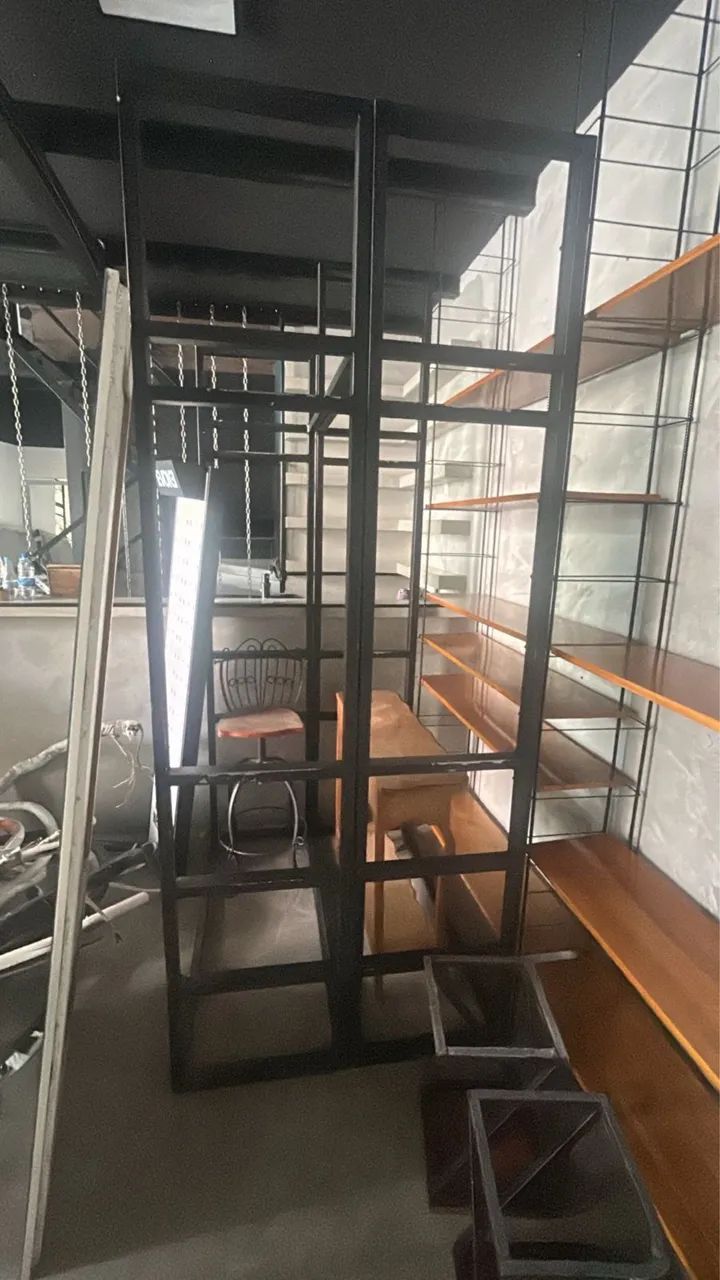 Arara e mesa ambos com roda feitos de metalon e madeira - Foto 3