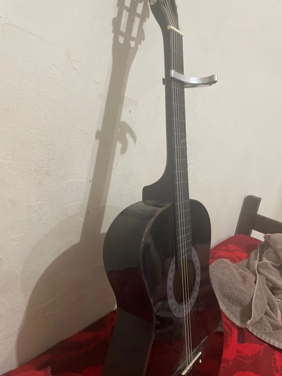Vendo violão com capô traste e duas paletas  - Foto 2