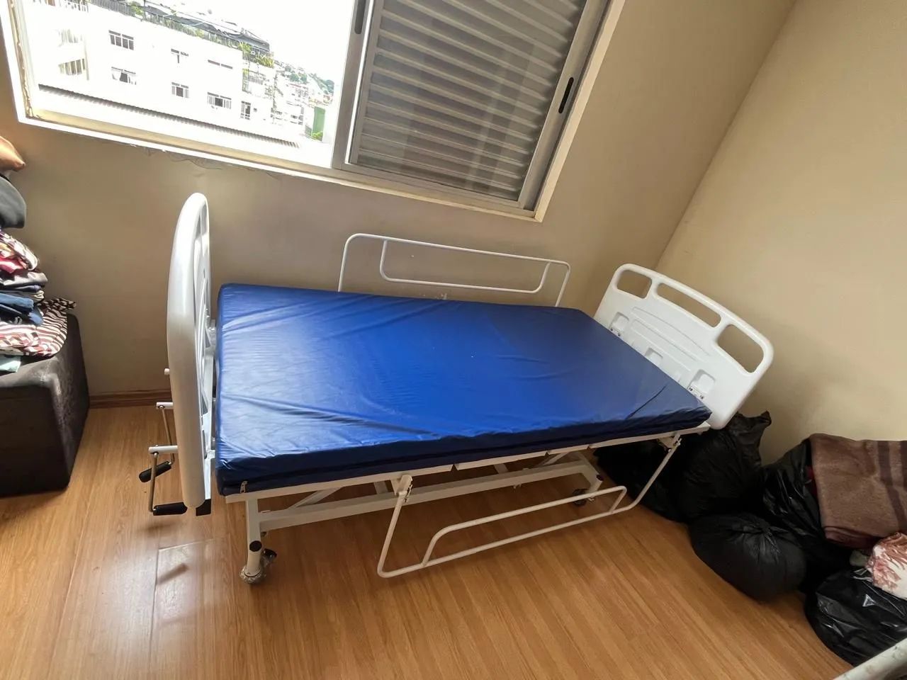 Vendo cama hospitalar manual ótima