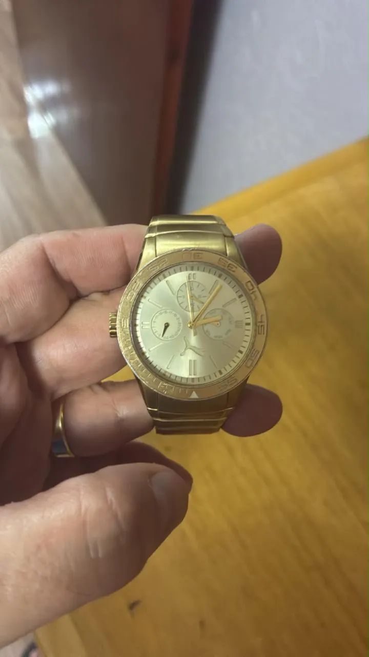 Relógio Puma dourado 