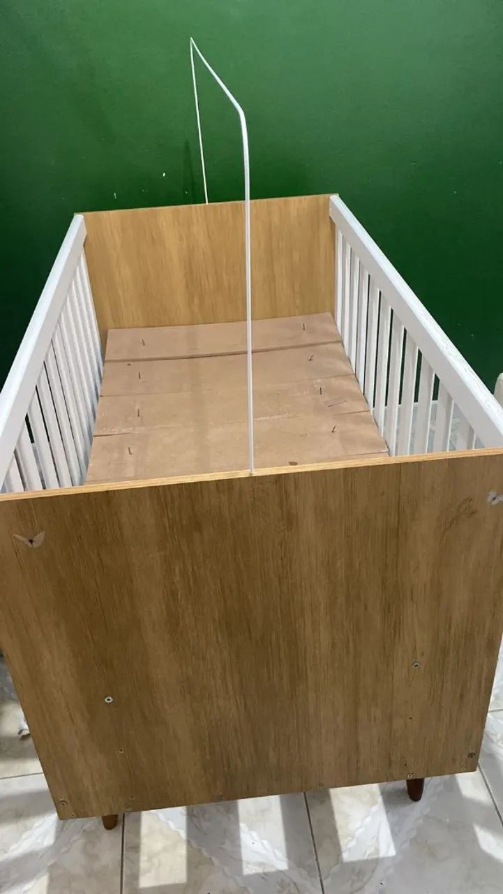 Cômoda, guarda-roupa e berço 
