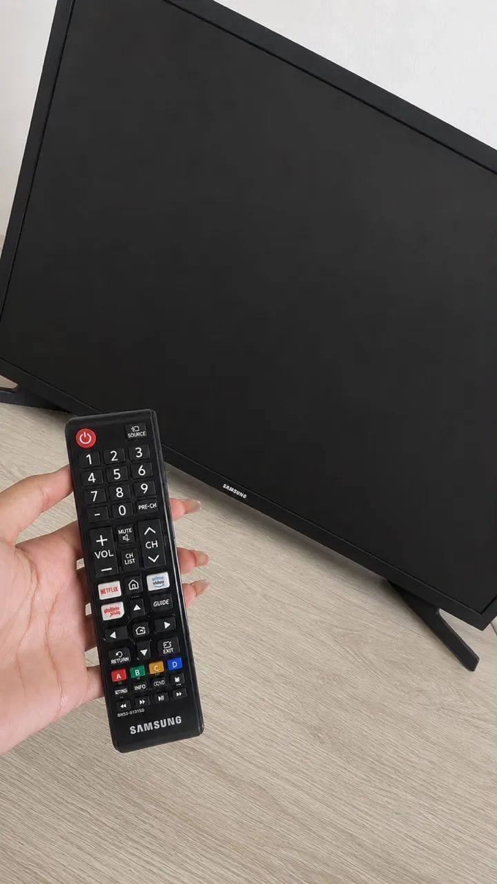 Tv smart 32 polegadas  semi nova. Samsung  com controle remoto. 