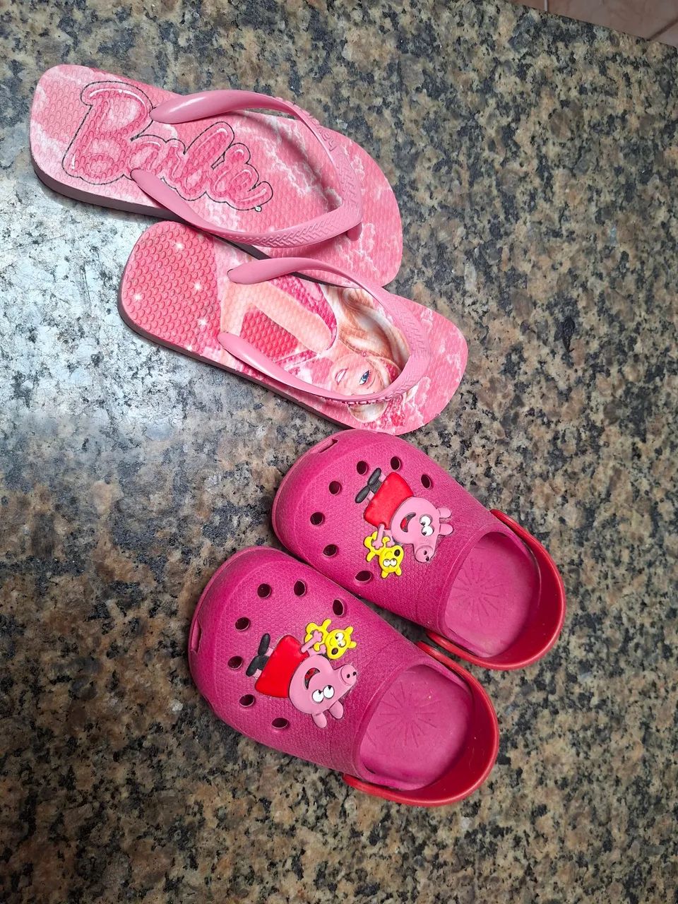 Chinelo Barbie e crocs peppa pig - Foto 2