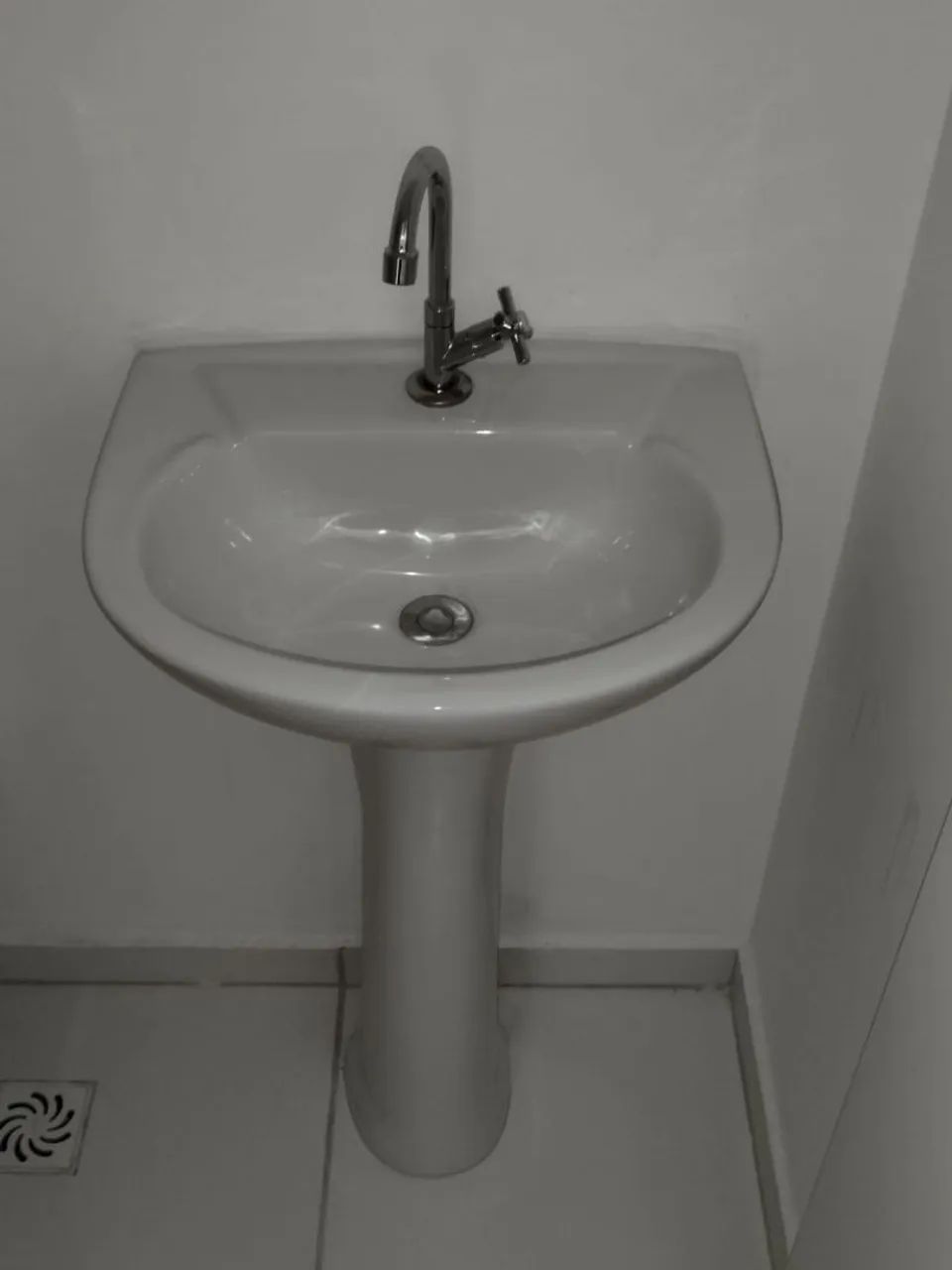 Pia coluna com torneira