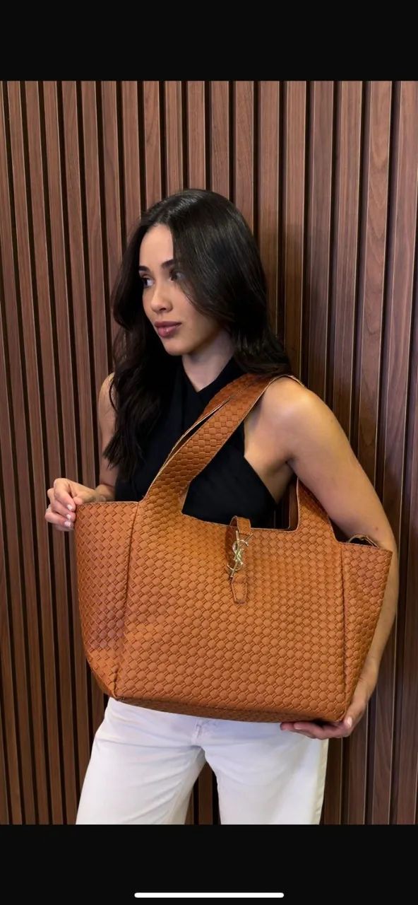 Bolsa Yves Saint Laurent Feminina ALCOCHOADA em Couro - Foto 5