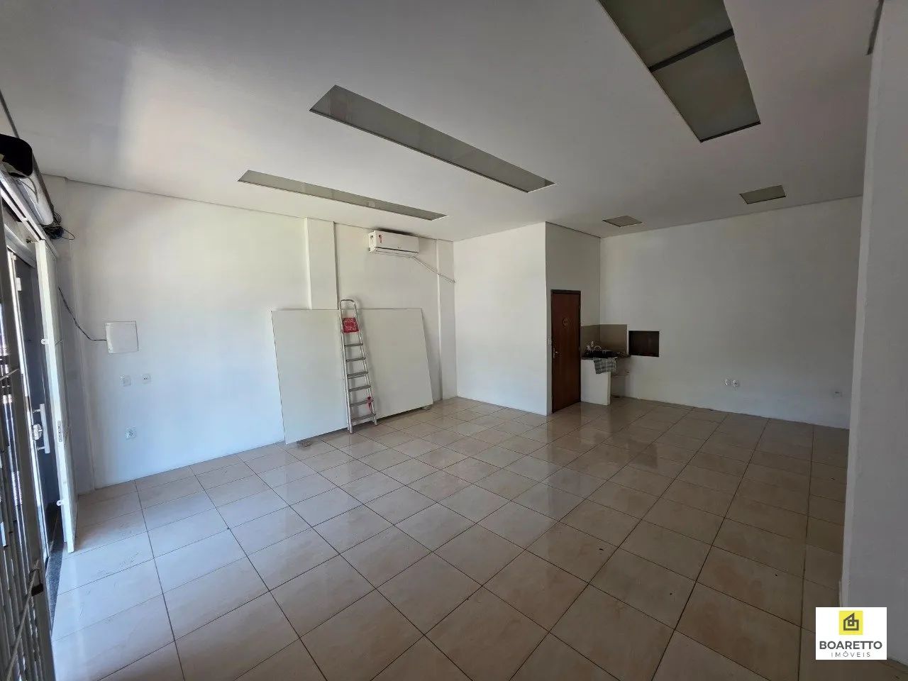 Sala Comercial + Deck Prox ao Terminal do Iririu. - Foto 4