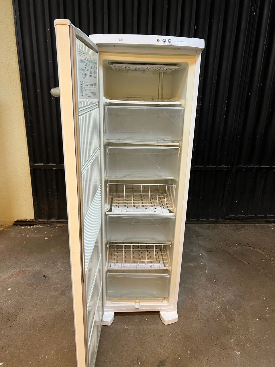 Freezer vertical Electrolux conservado  - Foto 4