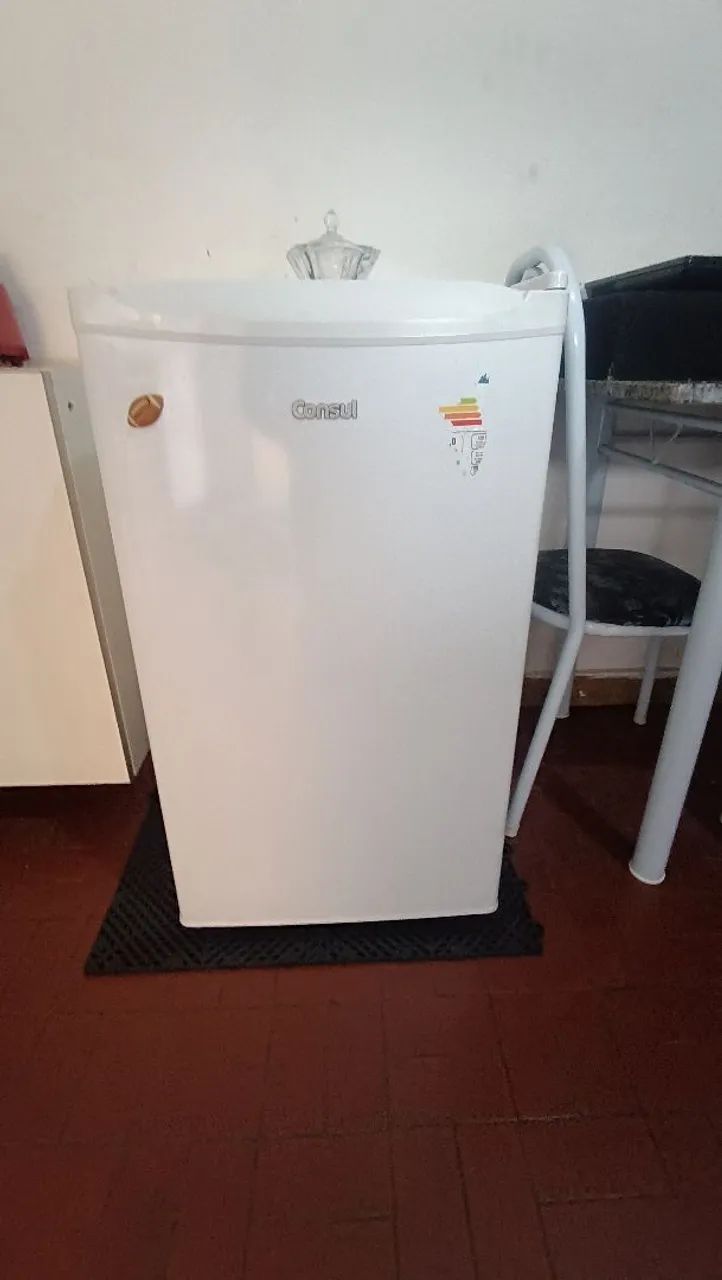 Vendo frigobar de 117litros e mesa com 4 cadeiras  - Foto 2