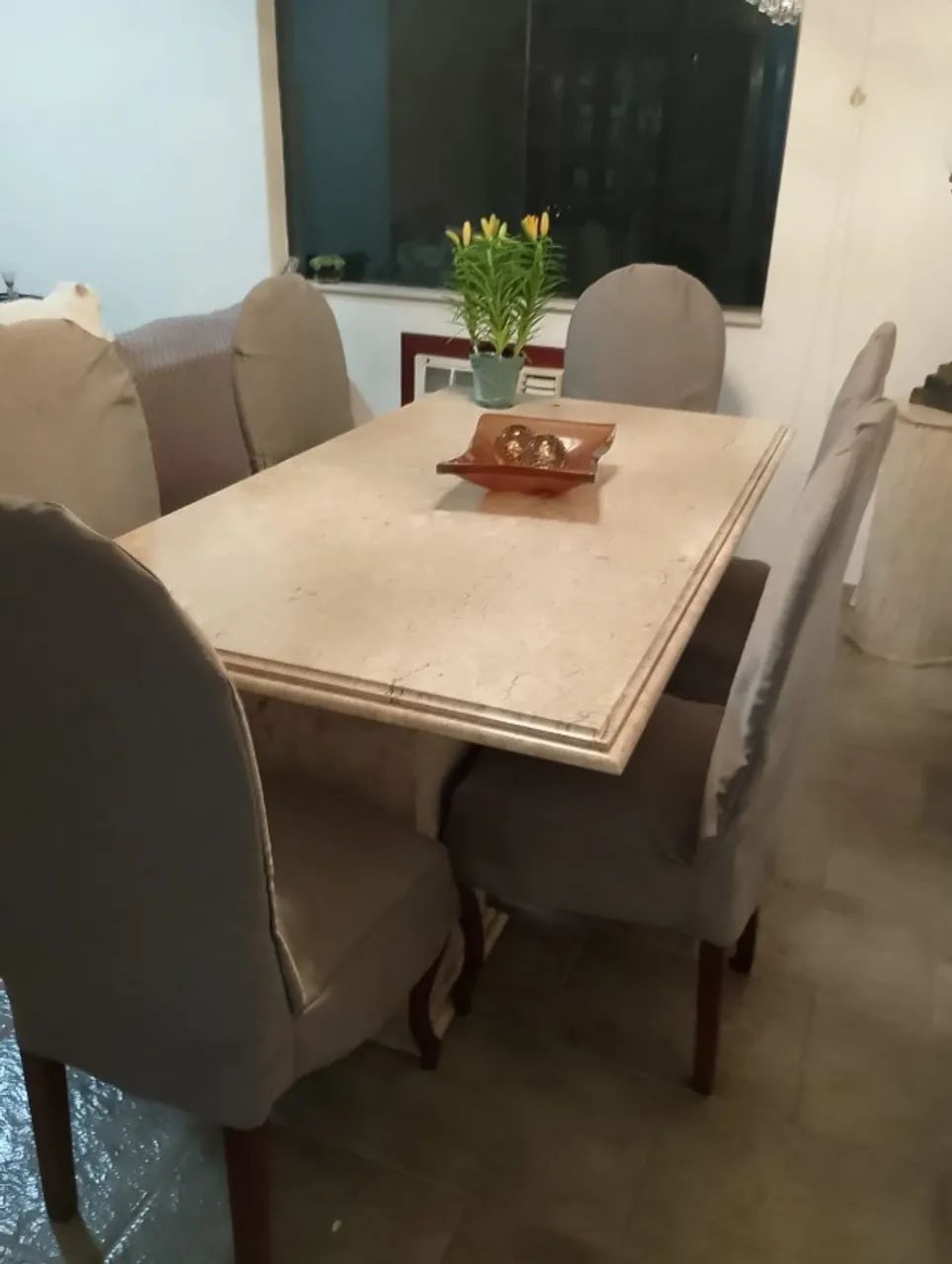 Mesa com tampo e base de mármore travertino com 06 cadeiras de madeira maciça  - Foto 2