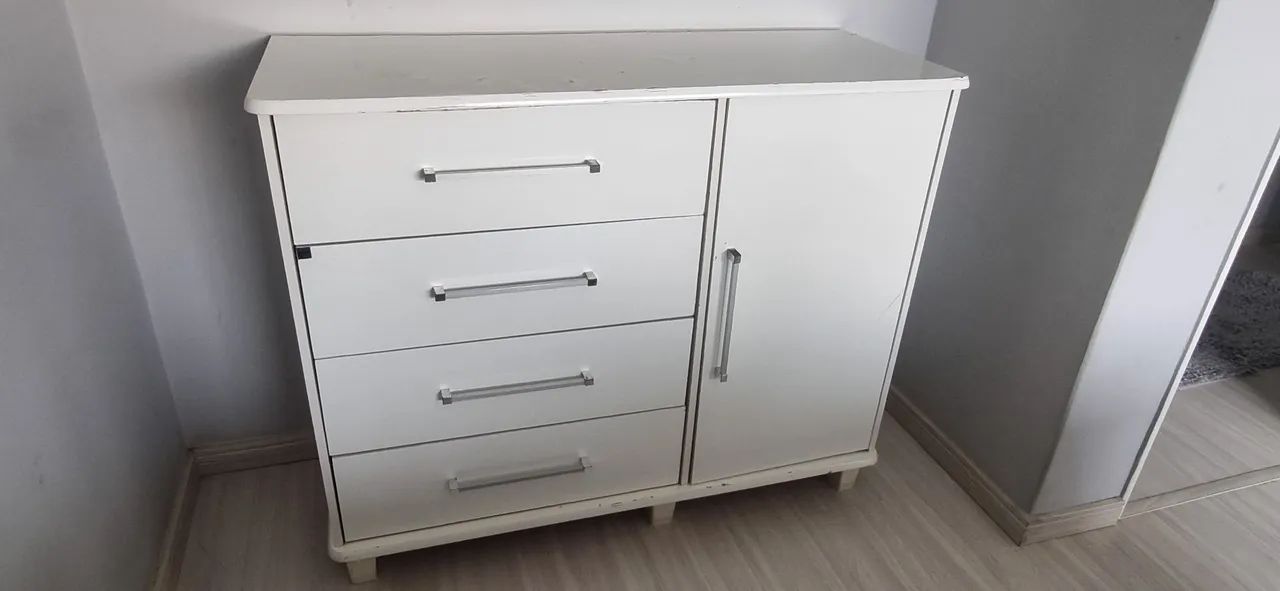 Cômoda branca com 4 gavetas + porta lateral