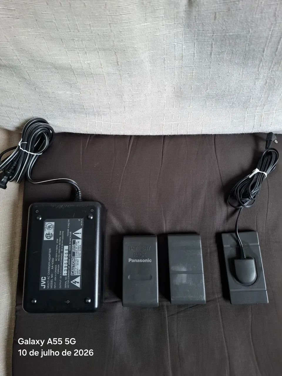 carregador de baterias, baterias e bolsa para câmeras JVC - Foto 2