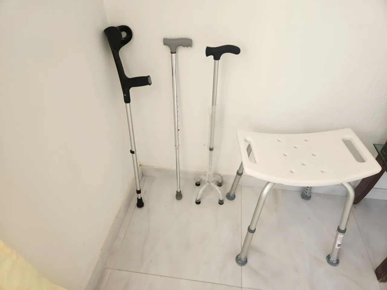 Cadeira e muleta para idoso