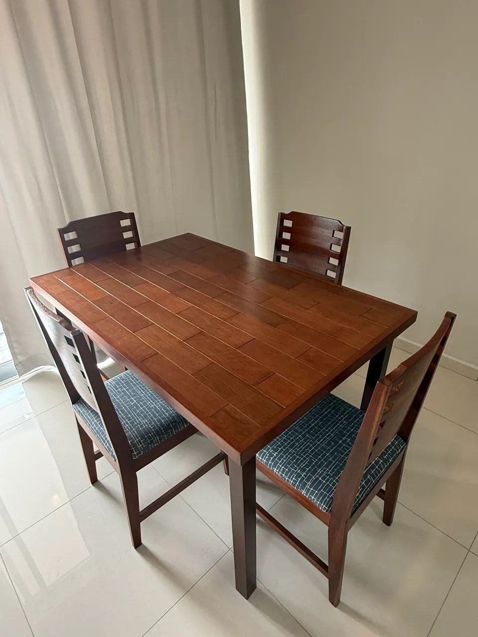 Conjunto mesa e cadeira - madeira TECA