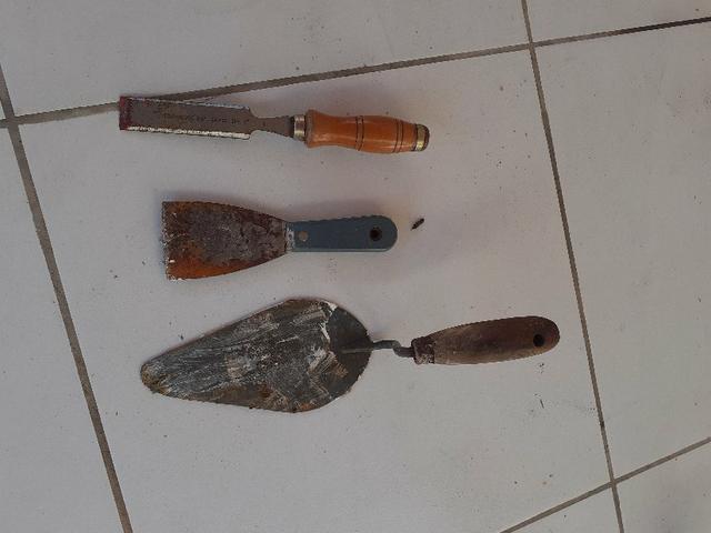 Colher de pedreiro grande, espátula e uma plaina