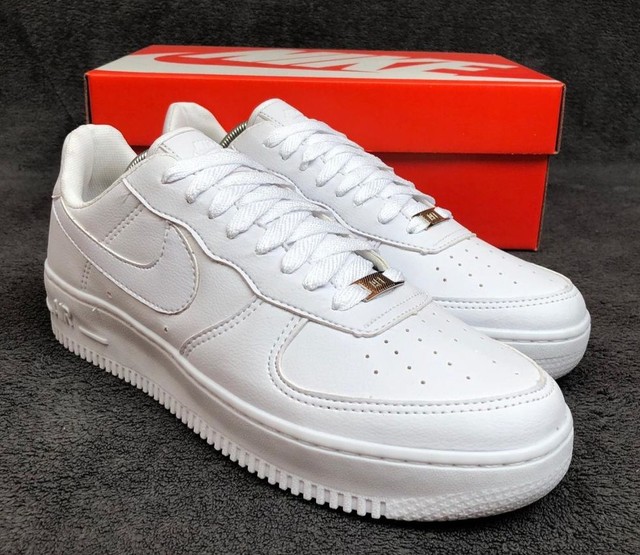 Tênis Nike Air Force, gênero neutro, na cor todo branco, modinha