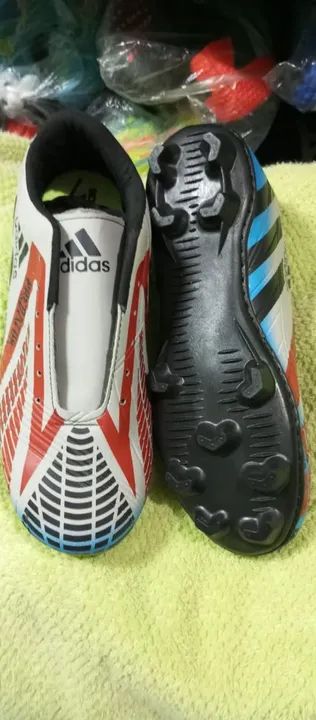 Chuteira Adidas NR 37 campo 70 reais - Foto 2