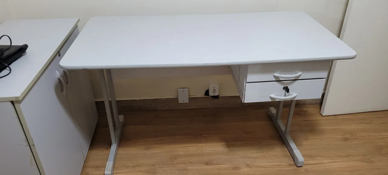 Mesa de Escritório com gavetas com chave