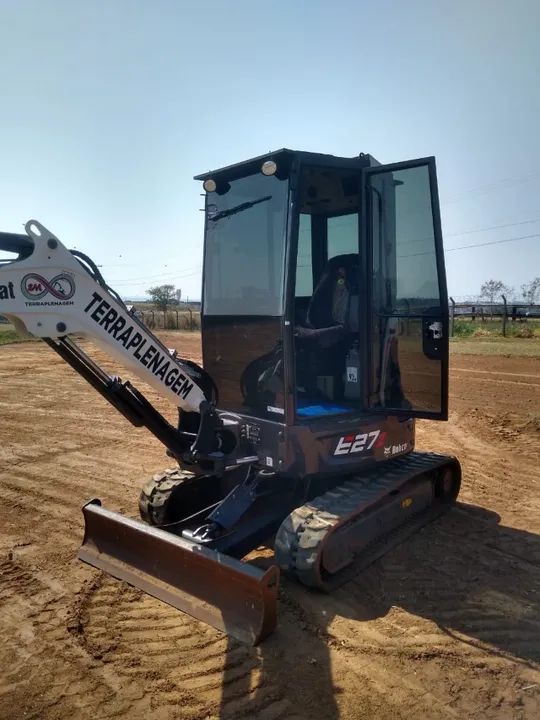 Mini Escavadeira 2021 Modelo E27Z com 2.350 horas trabalhadas com Ar Condicionado - Foto 4