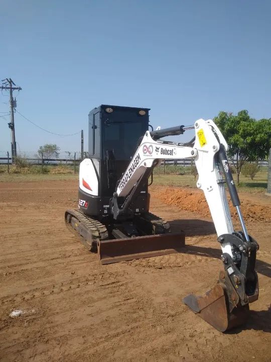 Mini Escavadeira 2021 Modelo E27Z com 2.350 horas trabalhadas com Ar Condicionado - Foto 6