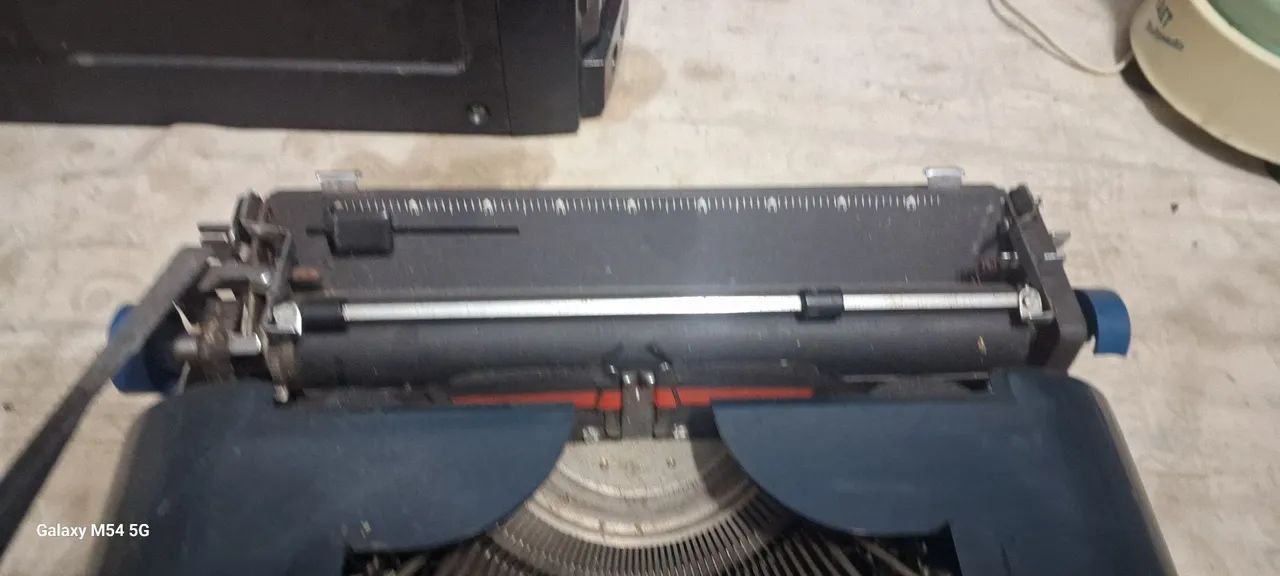 Máquina de escrever antiga, nao sei se esta funcionado 