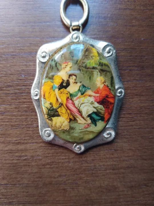 Chaveiro antigo com obra de arte em metal dourado
