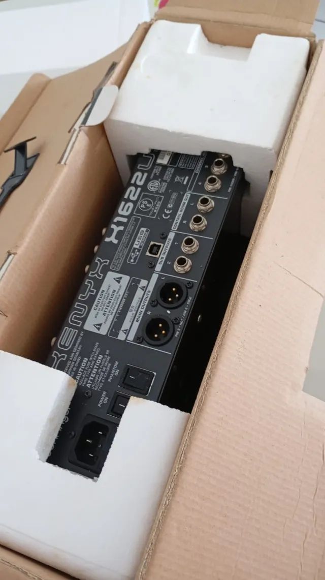 Mesa de Som/Mixer Behringer com 16 canais 1622USB - Foto 5