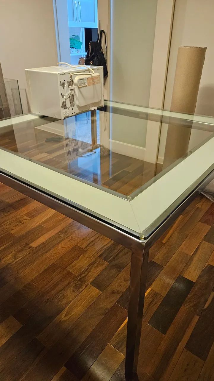 Mesa de Jantar de Vidro e Aço Inox