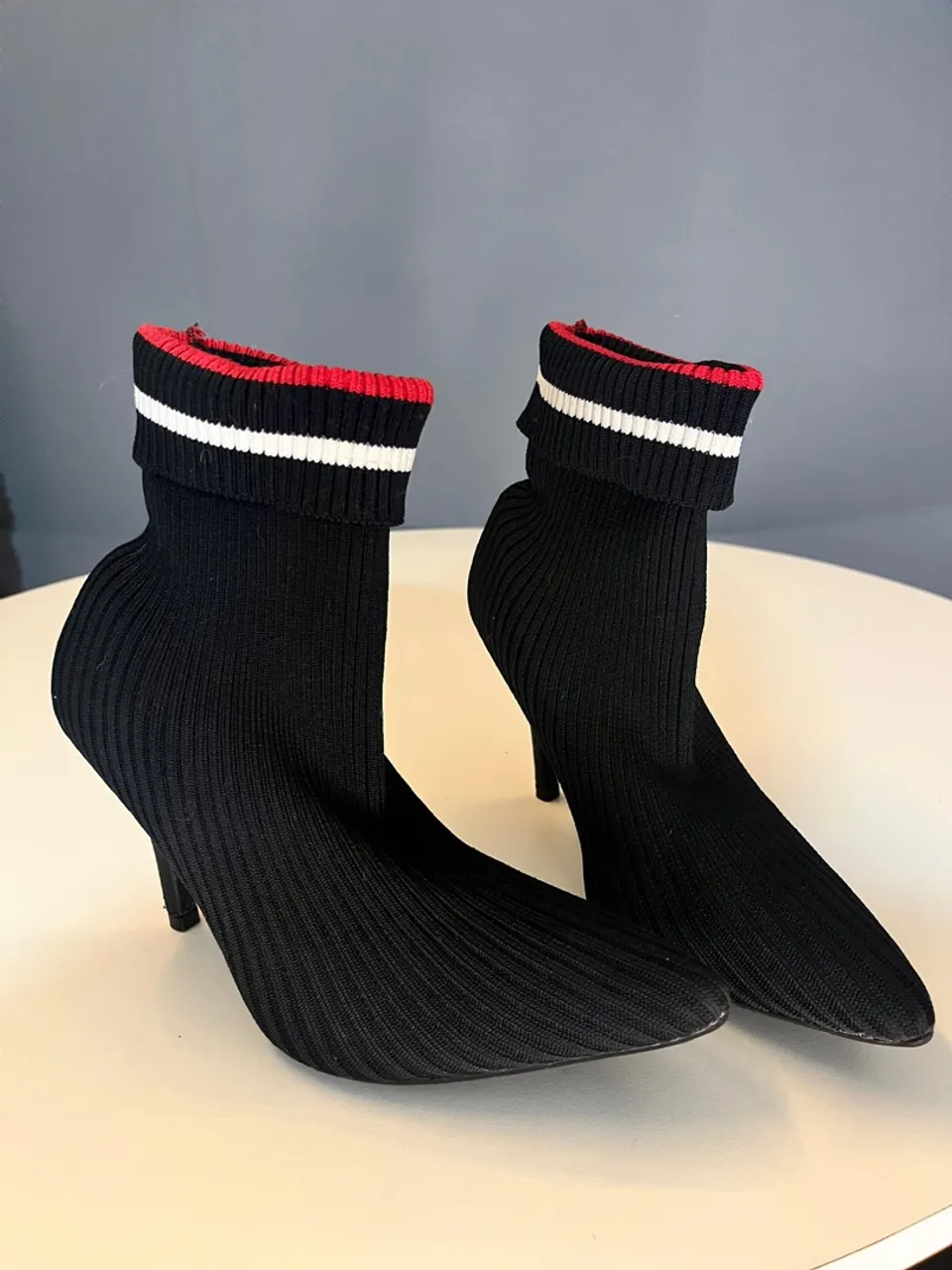 Bota feminina cano curto preta com detalhes